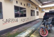 Viral, Oknum Polisi di Luwu Diduga ODGJ Coret Dinding Mapolres dengan Tulisan “Sarang Korupsi-Pungli”