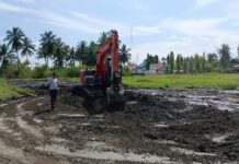 Gunakan Ekskavator, Pemerintah Kecamatan dan Pemdes Tolada Lakukan Perbaikan Lapangan dengan Swadaya