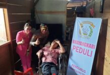 Ketua Bhayangkari dan Kapolres Luwu Timur Sambangi Anak Penderita Lumpuh di Wotu, Ada Yang Minta Dibelikan HP
