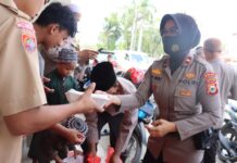 Jumat Berkah, Polres Luwu Utara Bagi Nasi Bungkus kepada Masyarakat