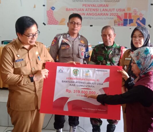 Salurkan Bantuan Kepada 81 Lansia, Wabup Lutra : Ini Bentuk Kehadiran Negara dan Pemerintah Bagi Warga