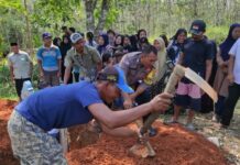 Bhabinkamtibmas Desa Pawaaru Bantu Pemakaman Warga Binaannya