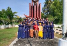 Peringati Hari Pahlawan 2022, OSIS SMPN 1 Mangkutana Kunjungi TMP Mangkutana