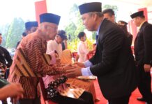 Momen Hari Pahlawan, Budiman Serahkan Bansos Untuk Legiun Veteran dan Randis Lurah
