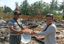 Tim Sedekah Jumat Salurkan Bantuan untuk Korban Kebakaran di Desa Tampinna