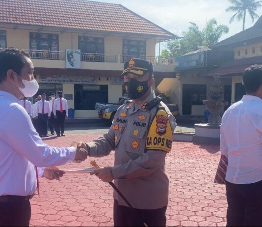 Dianggap Berprestasi, Kanit Reskrim Polsek Malangke Terima Penghargaan dari Kapolres Luwu Utara