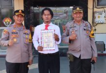 Kanit Reskrim Polsek Sukamaju Terima Reward Dari Kapolres Luwu Utara
