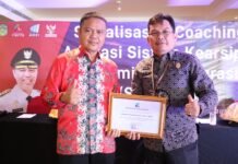 Kepala DPK Lutim Terima Penghargaan Dari ANRI