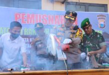 Gunakan Mesin Pemotong Besi, Kapolres Luwu Utara Musnahkan Ratusan BB Senpira dan Sajam