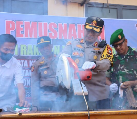 Gunakan Mesin Pemotong Besi, Kapolres Luwu Utara Musnahkan Ratusan BB Senpira dan Sajam