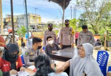 Didampingi Personelnya, Kapolsek Baebunta Hadiri Penyaluran BLT BBM di Kantor Pos