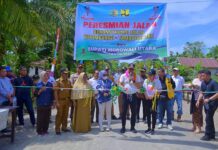 Resmikan Jalan Desa Womparigi-Tambarobone, Bupati Morut Juga Lakukan Penanaman Cabe
