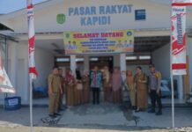 Camat Mappedeceng Dampingi Tim Verifikasi Kabupaten Sehat Tingkat Provinsi Tinjau Pasar Kapidi