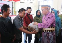 Budiman Serahkan Bantuan Perikanan Kepada Kelompok Nelayan, Pembudidaya dan Pengolah Ikan