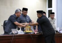 Bupati Dengarkan Pandangan Akhir Fraksi DPRD Atas Ranperda Penambahan Penyertaan Modal Pada Perumda Air Minum Waemami