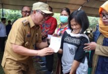 Hadiri Temu Wicara di Mangkutana, Bupati Serahkan Berbagai Bantuan Sektor Pertanian