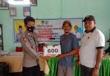 Hadiri Penyaluran BLT-DD, Ini Pesan Bhabinkamtibmas Polsek Baebunta