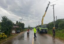 Satlantas Polres Morut Gerak Cepat Benahi Kabel Terjuntai di Jalan Trans Sulawesi