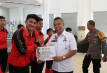 Bupati Serahkan Bonus Untuk Atlet Berprestasi di Porprov XVII Sulsel
