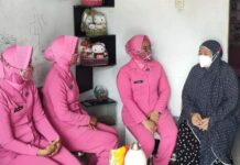 Beri Semangat dan Doa, Ketua Bhayangkari Ranting Malangke Besuk Anggotanya yang Sedang Sakit