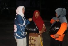 Grebek Subuh, Organisasi Perempuan Se-Luwu Utara Beri Surprise kepada Para Penyapu Jalan di Masamba