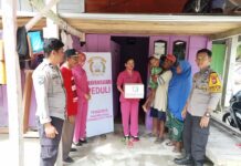 Bhayangkari Peduli, Pengurus Ranting Malili Bagi Sembako ke Penyandang Cacat