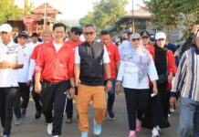 Bersama Ketua TP PKK, Bupati Budiman Hadiri Jalan Santai HUT PT. Putra Mahalona