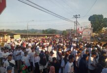 Ribuan Peserta Jalan Santai Ramaikan HUT Ke-10 PT. Putra Mahalona