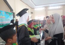 281 Santri Se-Kecamatan Sabbang-Sabbang Selatan di Wisuda, IDP : Jangan Berhenti Mengaji