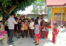 Bhabinkamtibmas Polsek Baebunta Berkunjung ke SDN 050 Lara Utama, Ini Tujuannya !
