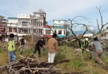 Bersama Warga Gotong Royong Bersihkan Taman Kota, Camat Masamba : Semoga Tidak Hanya Kegiatan Temporer Saja