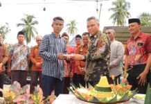 Didampingi Ketua TP PKK Lutim, Bupati Hadiri Peringatan HUT ke – 46 Desa Kalaena Kiri