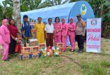 Didampingi Ketua Bhayangkari Ranting Malbar dan Personel, Kapolsek Beri Bantuan Warga Terdampak Banjir