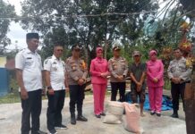 IPTU Burhanuddin Karim Dampingi Kapolres Luwu Utara Berikan Bantuan kepada Korban Angin Kencang