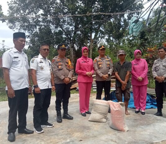 IPTU Burhanuddin Karim Dampingi Kapolres Luwu Utara Berikan Bantuan kepada Korban Angin Kencang