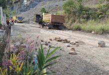 Warga di Towuti Tutup Jalan Gunakan Batu, Protes Aktivitas Tambang !
