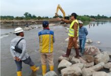 Wabup Luwu Utara Tinjau Pekerjaan Penutupan Tebing Tanggul yang Jebol