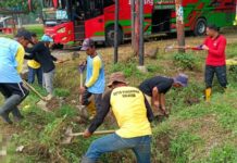 Rabu Bersih, Camat Mangkutana Bersihkan Drainase Penyebab Sering Terjadinya Banjir