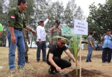 Bupati Morut Tanam Perdana Bibit Kelapa Genjah di Pantai Wisata Desa Ungkea