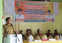 Bupati Morut Hadiri “Buka Desa”, Ditandai Penyerahan Akta Nikah Kepada 45 Pasangan