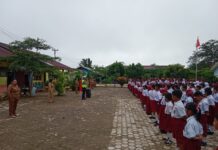 Satlantas Polres Morut Ajarkan Anak Menyeberang dan Larang Kendarai Sepeda Listrik di Jalan Raya