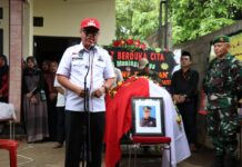 Bupati Lutim Hadiri Upacara Pemberangkatan dan Pemakaman Letkol (Purn) Rochman
