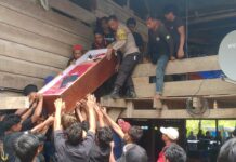 Wujud Kepedulian, Bhabinkamtibmas Polsek Mori Atas Melayat ke Rumah Warga Binaanya