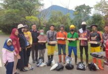 Gerakan Luwu Timur Sedekah Kembali Bagikan Paket Sembako Untuk Petugas Kebersihan