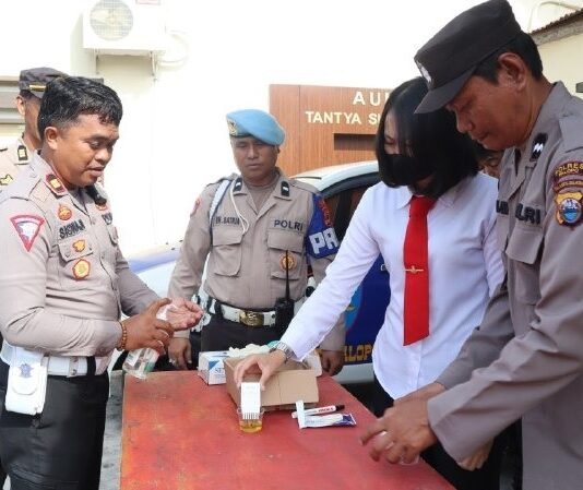 Usai Apel Pagi, Kapolres Palopo Tes Urine Anggotanya