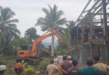 PN Malili Eksekusi Lahan di Lakawali Pantai, Ada Dua Rumah Yang Dibongkar !