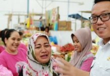 Bupati Morut Kunjungi Pasar Kolonodale, Pedagang Mengaku Gembira