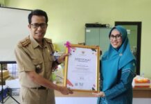 Hj. Sufriaty Terima Piagam Penghargaan Dari Gubernur Sulawesi Selatan