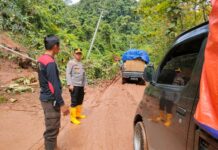 Wakapolres Morowali Utara Kerahkan Personel Atur Antrian Kendaraan di Lokasi Longsor
