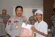 Lakukan Kunjungan Kerja Di Polres Palopo, Kapolda Sulsel Berikan Bingkisan Kepada Anak Dibawa Umur